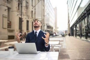 Ein verzweifelter Mann leidet an Stress