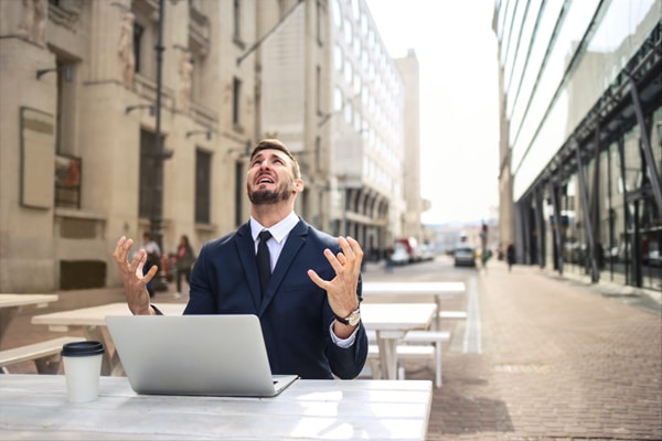 Ein verzweifelter Mann leidet an Stress